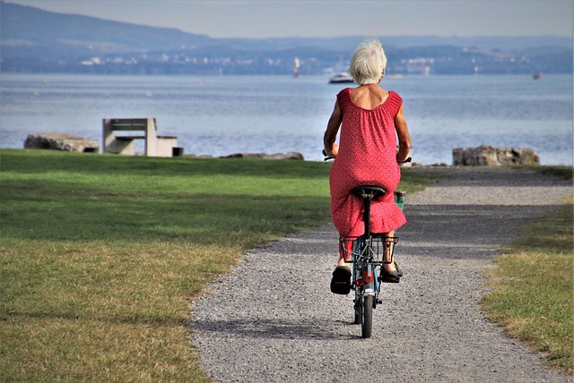 anciana en bici